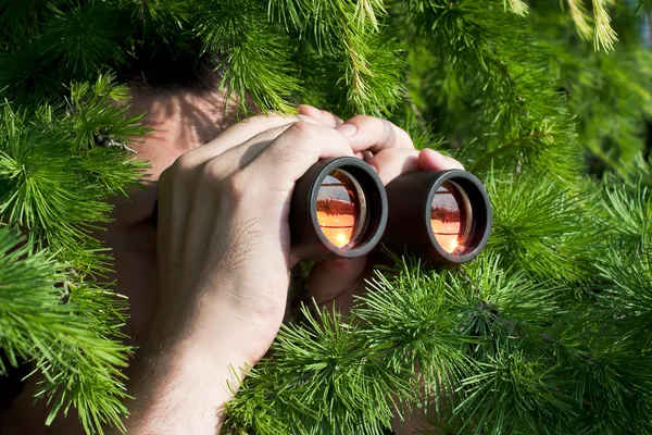 Observación con prismáticos — Foto de Stock