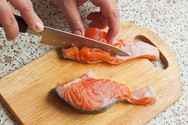 Porcování jatečně upravených těl lososů — Stock fotografie