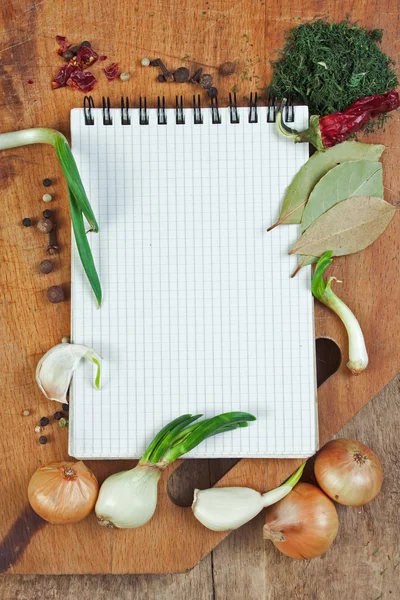 笔记本写食谱用香料 — 图库照片
