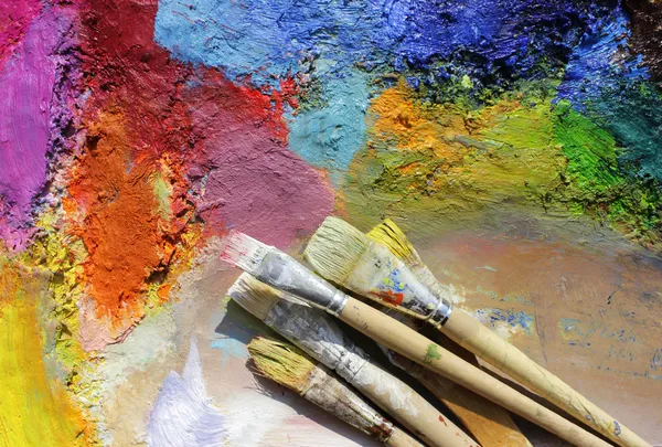 Palet ve boya yağlı boya fırçaları — Stok fotoğraf