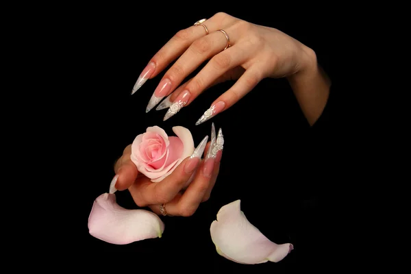 Ανθρώπινα δάχτυλα με μακρύ νύχι και όμορφο μανικιούρ απομονώνονται σε μαύρο — Φωτογραφία Αρχείου