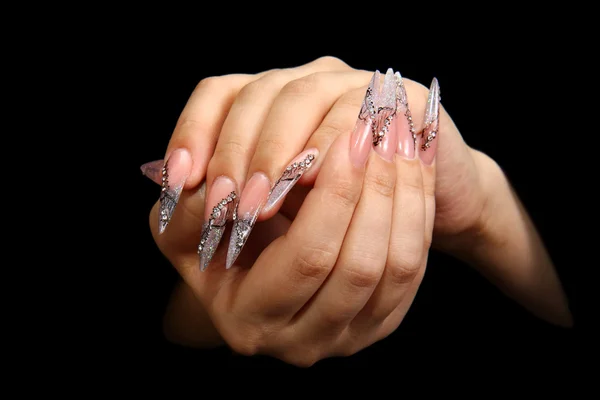 Lidské prsty s dlouhou nehet a krásné manikúry izolovaných na černém — Stock fotografie