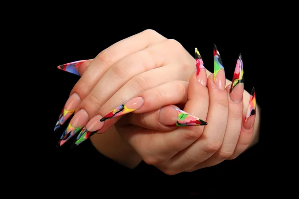 Menselijke vingers met lange vingernagel en mooie manicure geïsoleerd op zwart — Stockfoto