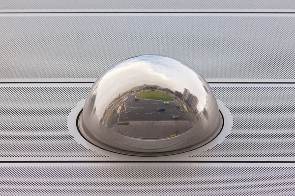Reflejo de paisaje urbano en detalle de fachada de esfera metálica — Foto de Stock