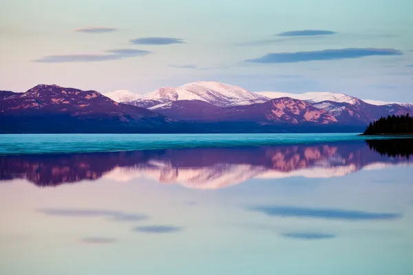 Coucher de soleil printanier reflété sur le lac Laberge, Yukon, Canada — Photo