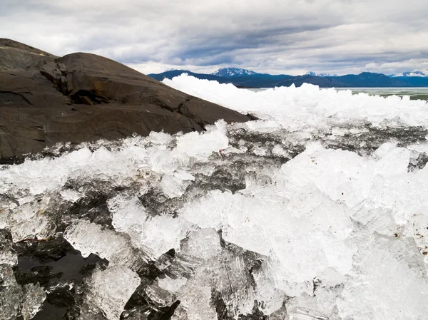 Romper el hielo en el lago Laberge, Territorio del Yukón, Canadá — Foto de Stock