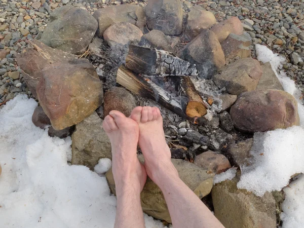 Bare Feet warming at a Campfire in winter — Stock Photo, Image