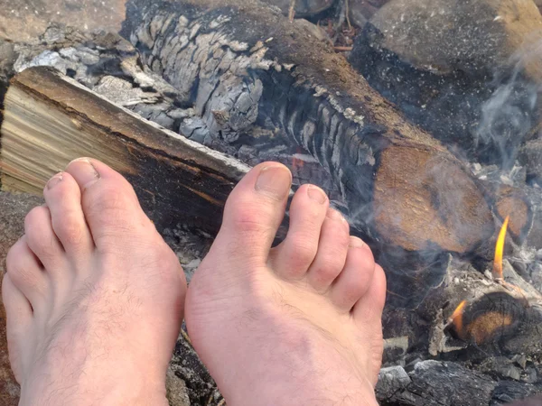 Bare Feet warming at a Campfire — Stock Photo, Image