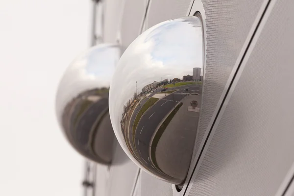 Cityscape reflectie in metalen bol gevel detail — Stockfoto