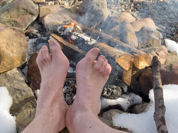 Bare Feet warming at a Campfire in winter — Stock Photo, Image