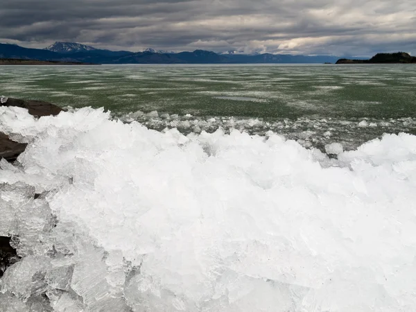 Перерва на льоду в озеро Лаберж, Територія Юкон, Канада — стокове фото