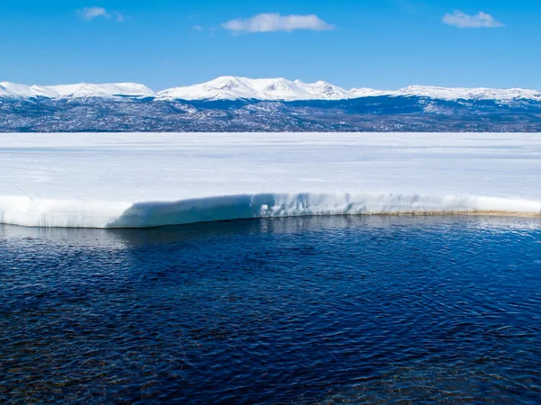 Snötäckta berg på frusna sjön laberge, yukon, Kanada — Stockfoto