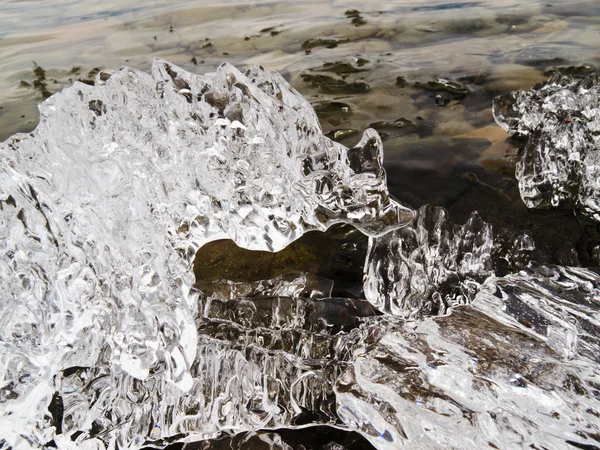 Bizarre vorm van smeltend ijskristallen — Stockfoto