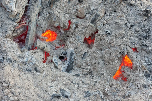 모닥불 재 아래 적 열 하는 석탄 — 스톡 사진