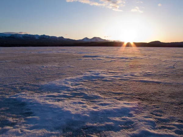 Lago Laberge congelado, Yukon, Canadá — Fotografia de Stock