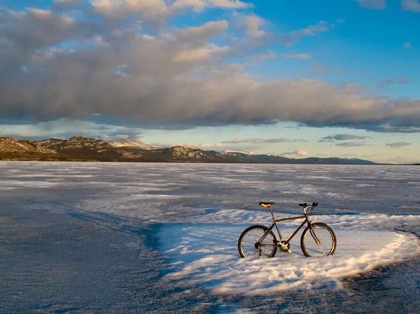 Bicicletta sul lago congelato Laberge, Yukon, Canada — Foto Stock