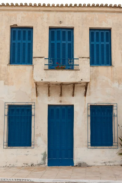 ギリシャの古い家をロック — ストック写真