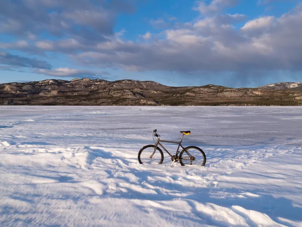 Fahrrad auf gefrorenem See laberge, yukon, canada — Stockfoto