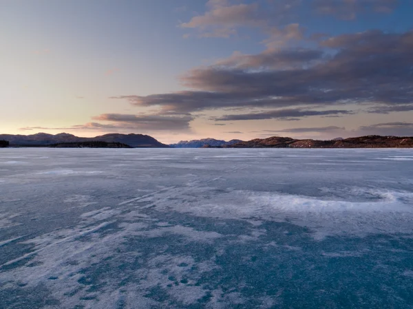 Bevroren meer laberge, yukon, canada — Stockfoto