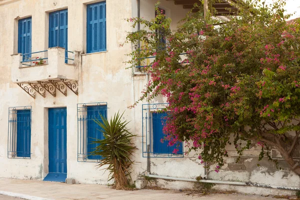 Запертый старый дом в Греции — стоковое фото