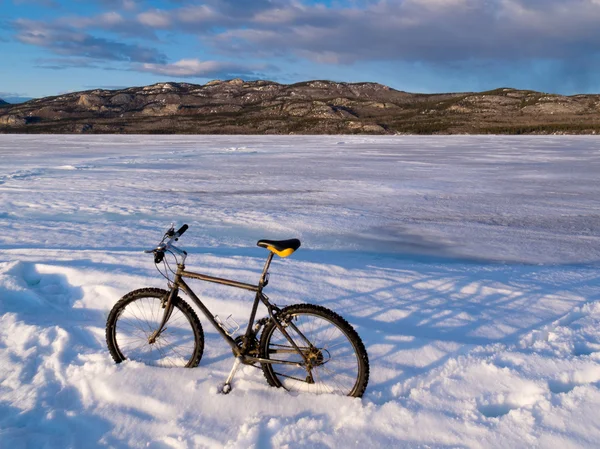 Kerékpár, a befagyott tó laberge, yukon, Kanada — Stock Fotó