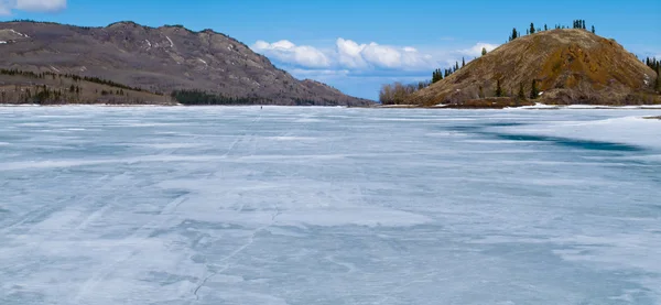 Lyžování na zamrzlé jezero laberge, yukon, Kanada — Stock fotografie