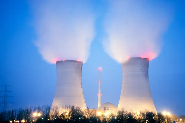 Атомна електростанція в сутінках — стокове фото