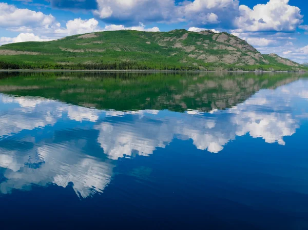 Yukon wildernis nagedacht over rustige lake — Stockfoto