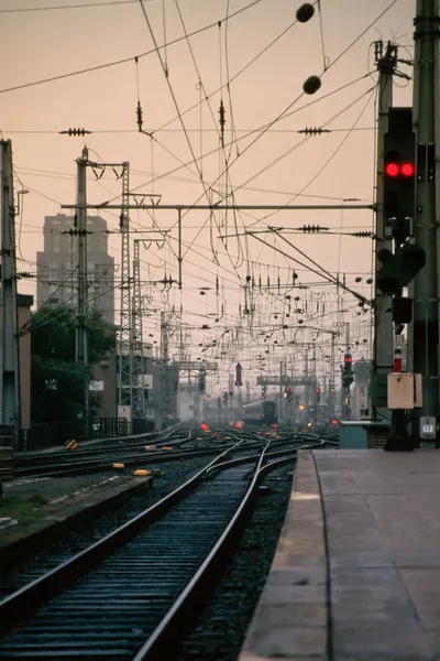 Jalur kereta api di stasiun pusat — Stok Foto
