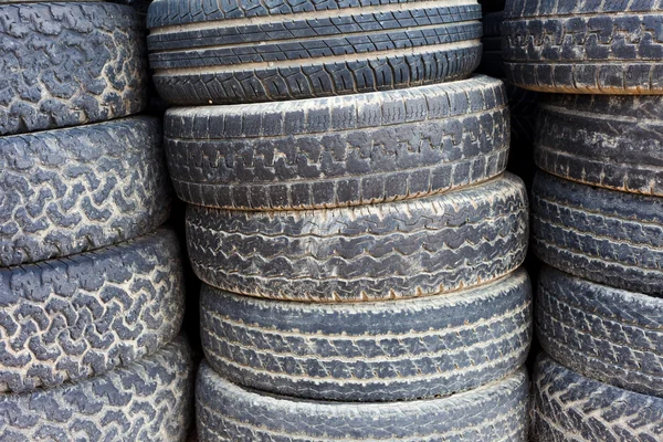 堆积的旧轮胎背景 — 图库照片