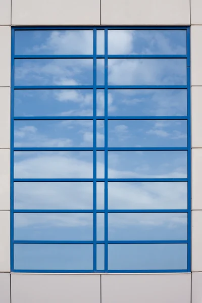 Reflektierendes Fenster spiegelt blauen Himmel — Stockfoto