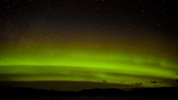 Yeşil Kuzey ışıkları ve sayısız yıldız — Stok fotoğraf