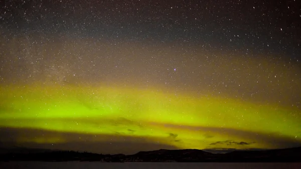 Kuzey ışıkları ve sayısız yıldız — Stok fotoğraf