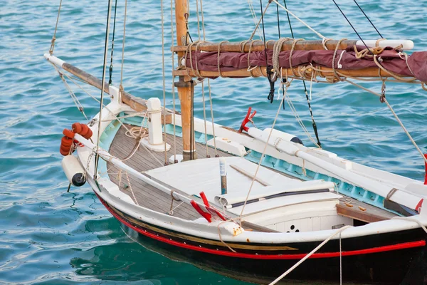 Liten traditionell grekisk segelbåt — Stockfoto