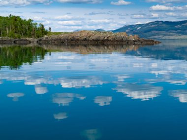 Yukon wilderness sakin gölde yansıyan