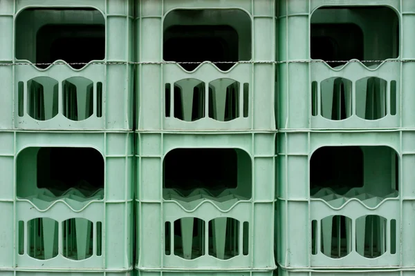 Caixas de garrafa vazias empilhadas — Fotografia de Stock