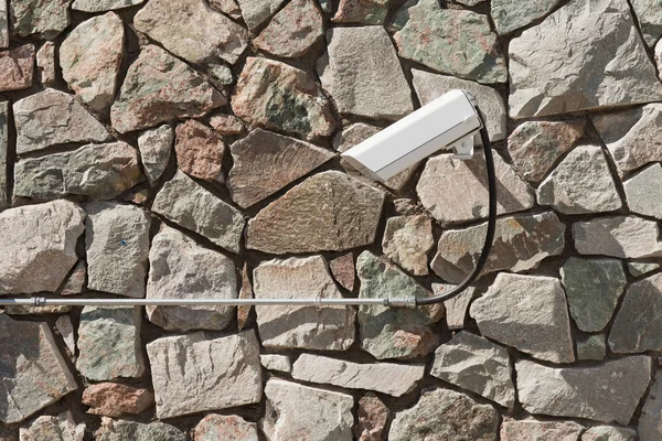Фасад каменю з камерою спостереження — стокове фото