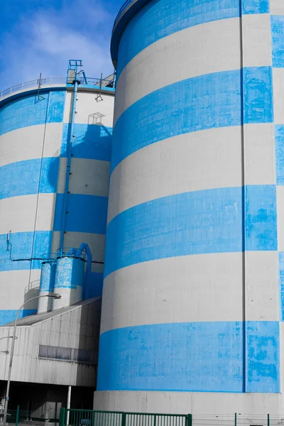 Blå-vit betong silos — Stockfoto