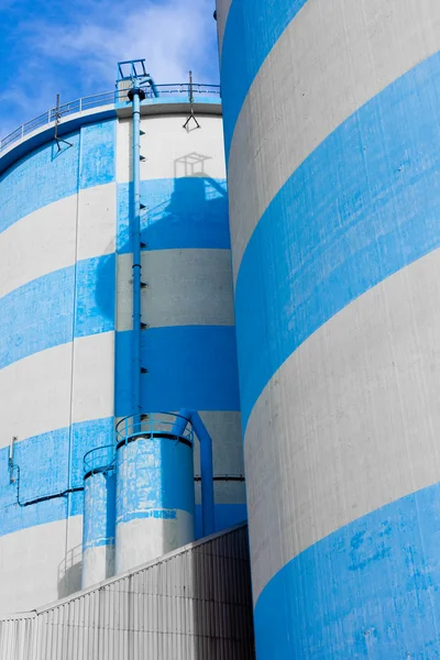 Blauw-wit Betonnen silo 's — Stockfoto