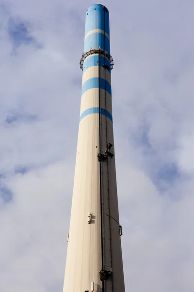 Wysoki komin przemysłowych betonu — Zdjęcie stockowe