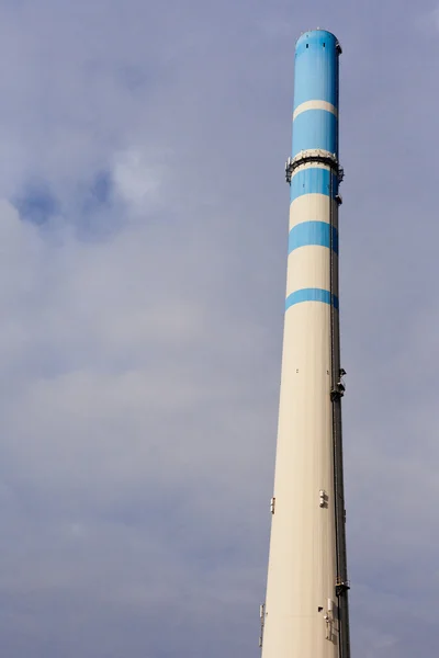Wysoki komin przemysłowych betonu — Zdjęcie stockowe