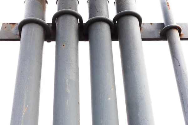 Gri boyalı metal borular üzerinde beyaz izole — Stok fotoğraf