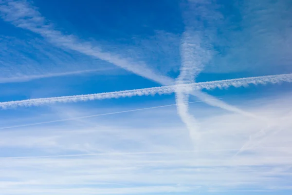 Rengeteg repülőgép vapor trails az égen. — Stock Fotó