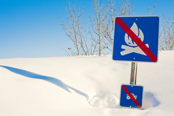 Divertente segnaletica in cumulo di neve — Foto Stock