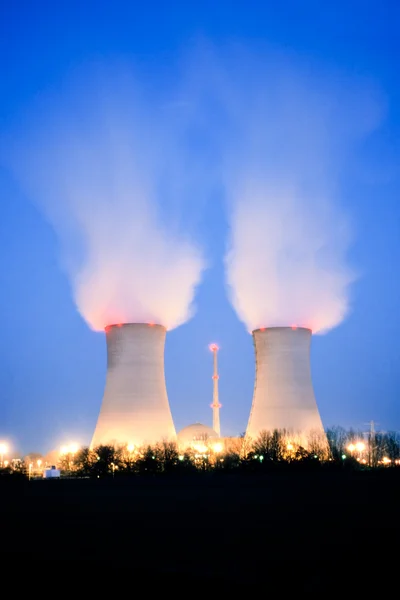 Alacakaranlıkta nükleer enerji santrali — Stok fotoğraf