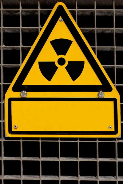 Radioactieve sign met copyspace — Stockfoto