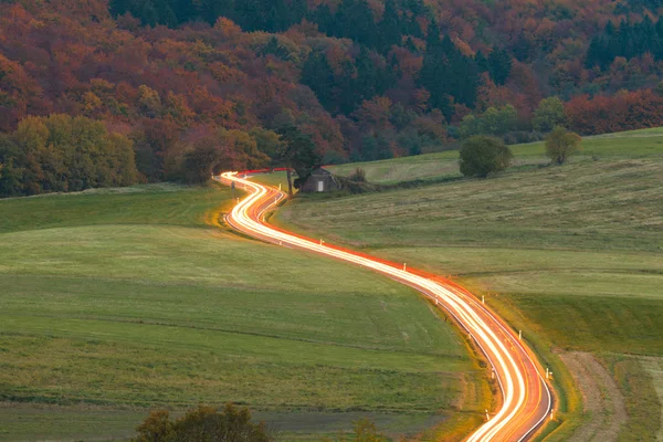 Лента света на проселочной дороге — стоковое фото