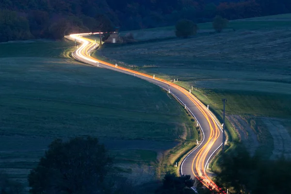Стрічка світла на заміській дорозі — стокове фото