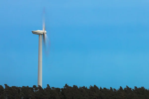 Wind turbine spinning. — Stock Photo, Image
