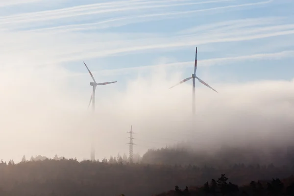 Turbinas eólicas em nevoeiro — Fotografia de Stock